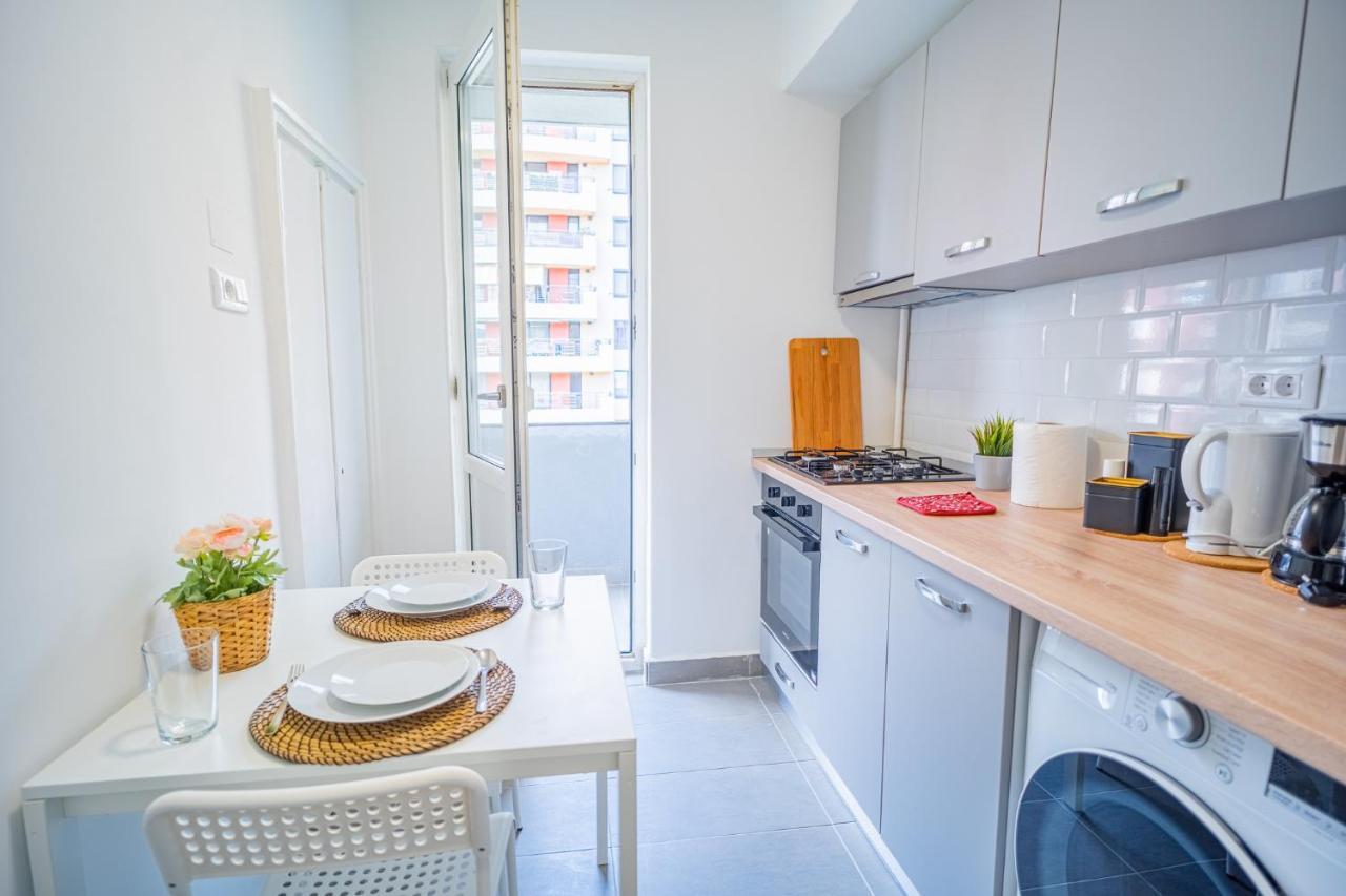 Refreshingly Chic: Newly Renovated 2Br Apartment Bucarest Exterior foto