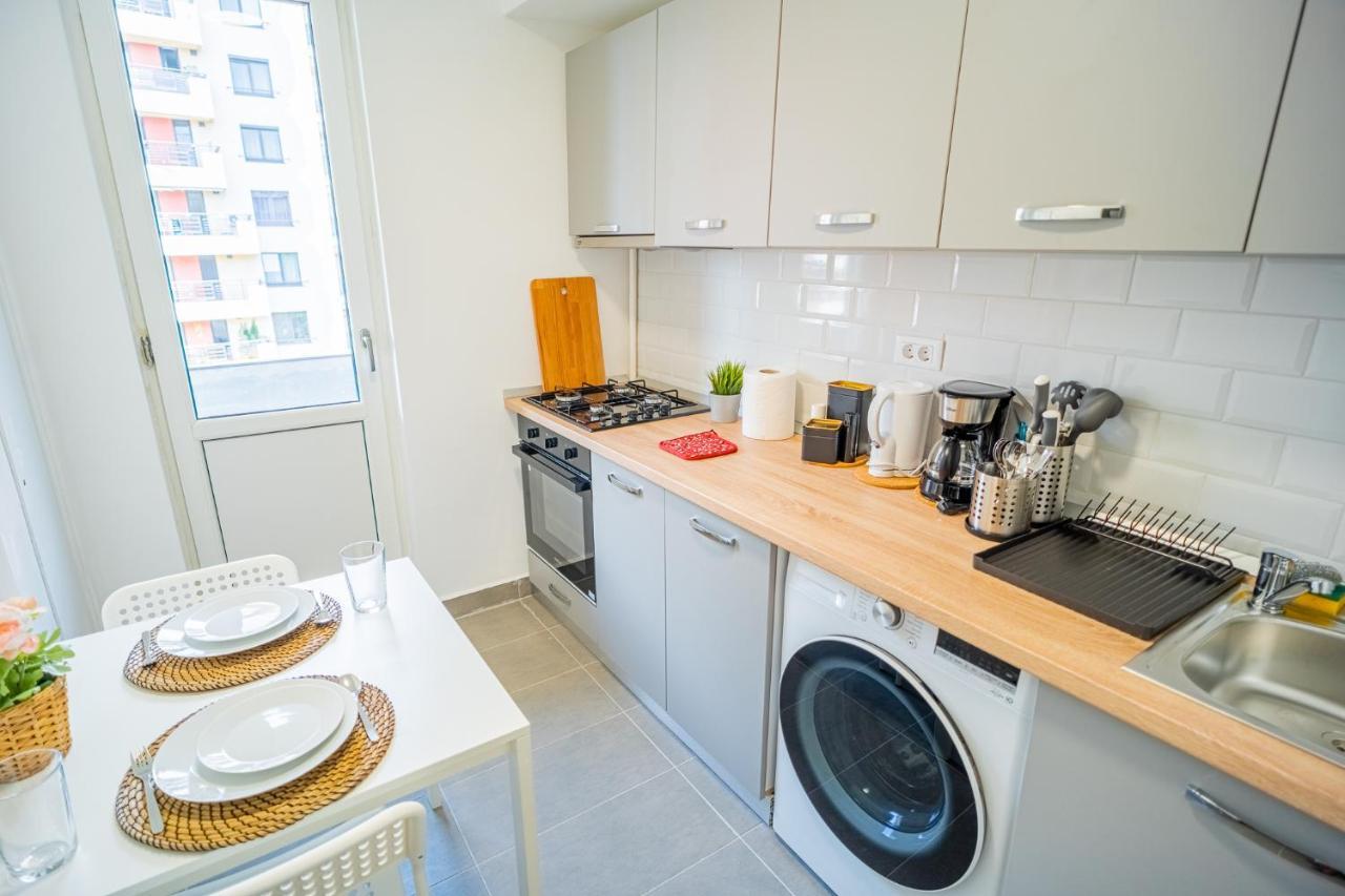 Refreshingly Chic: Newly Renovated 2Br Apartment Bucarest Exterior foto
