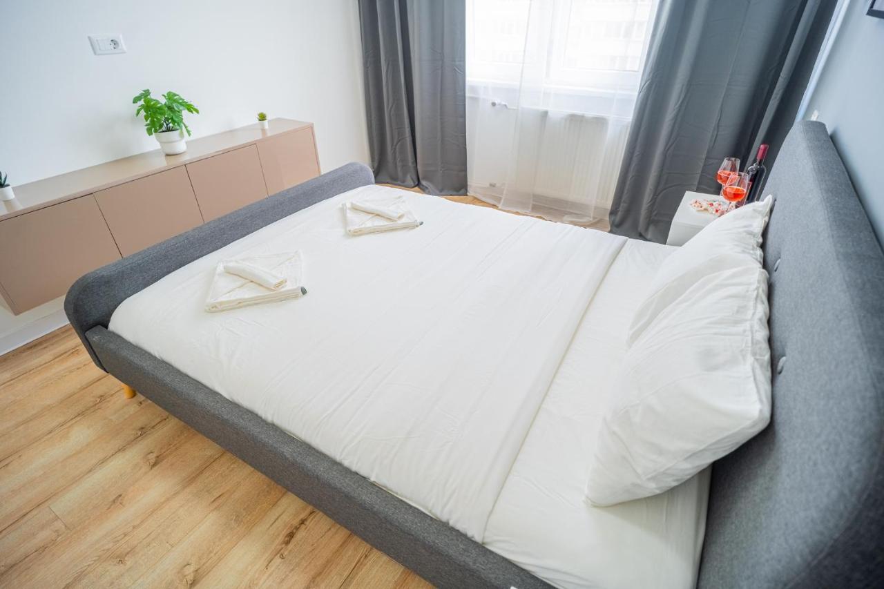 Refreshingly Chic: Newly Renovated 2Br Apartment Bucarest Exterior foto